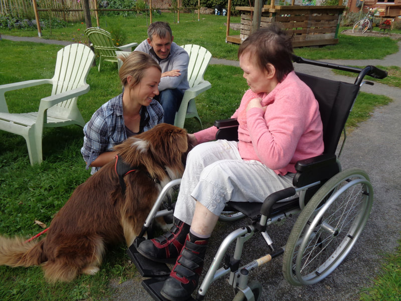 Rencontre en jardin : Lauriane accompagnée du berger australien auprès d'une dame en fauteuil roulant