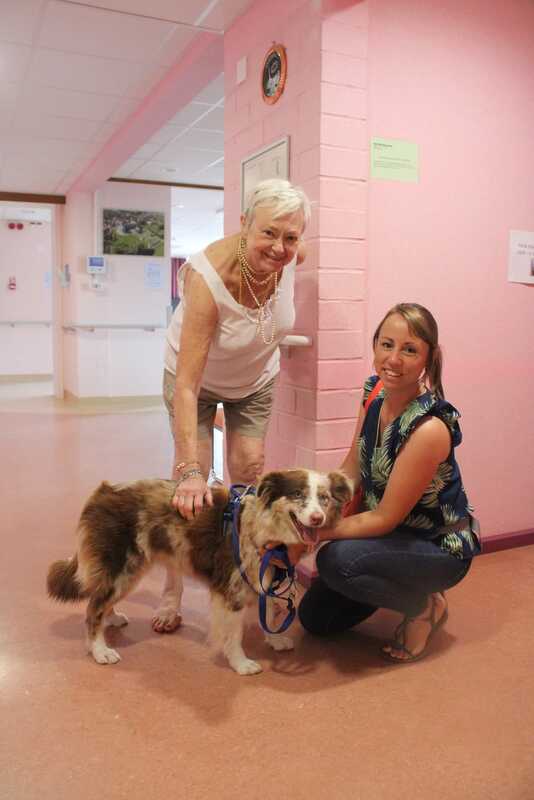 Couloir de l'unité Alzheimer : résidente et soignante retrouvent le chien médiateur